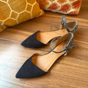 Black flats with strap and spotted heel (Sz 8.5-9) - Atmosphere